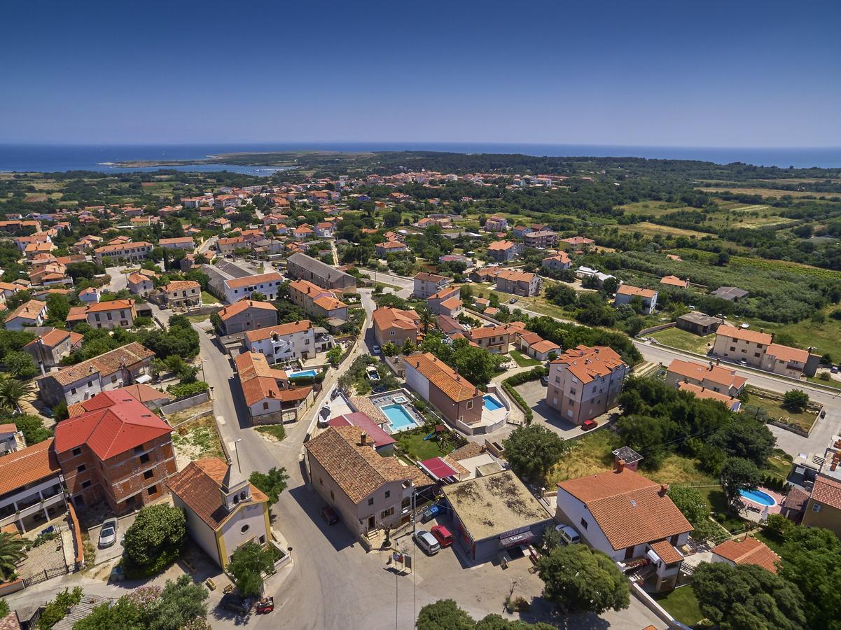 Apartments Ceh Ližnjan エクステリア 写真