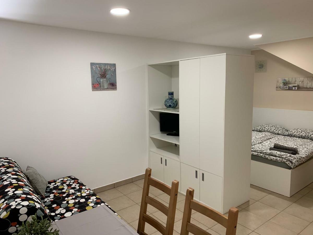 Apartments Ceh Ližnjan エクステリア 写真